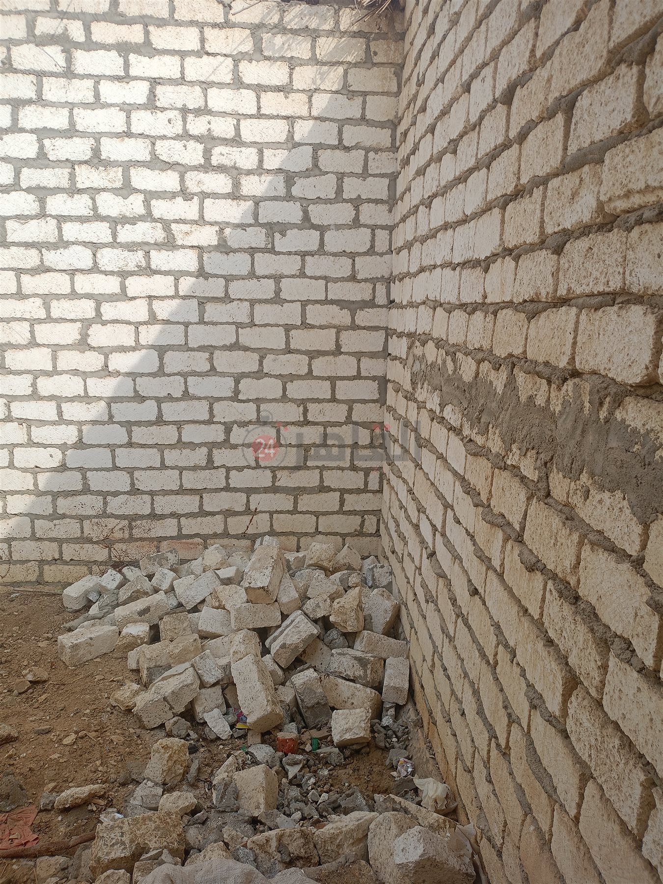 مأساة أسرة تعيش داخل منزل غير مسقوف في الفيوم