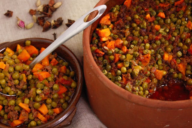 خطوات عمل طاجن لحم بالبسلة بوصفة جديدة وموفرة