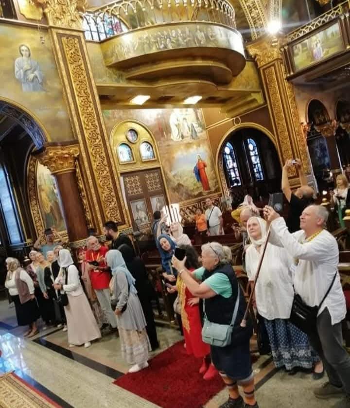 وفد سياحي صربي يزور كنيسة مارجرجس ومارمينا بمدينة رأس سدر