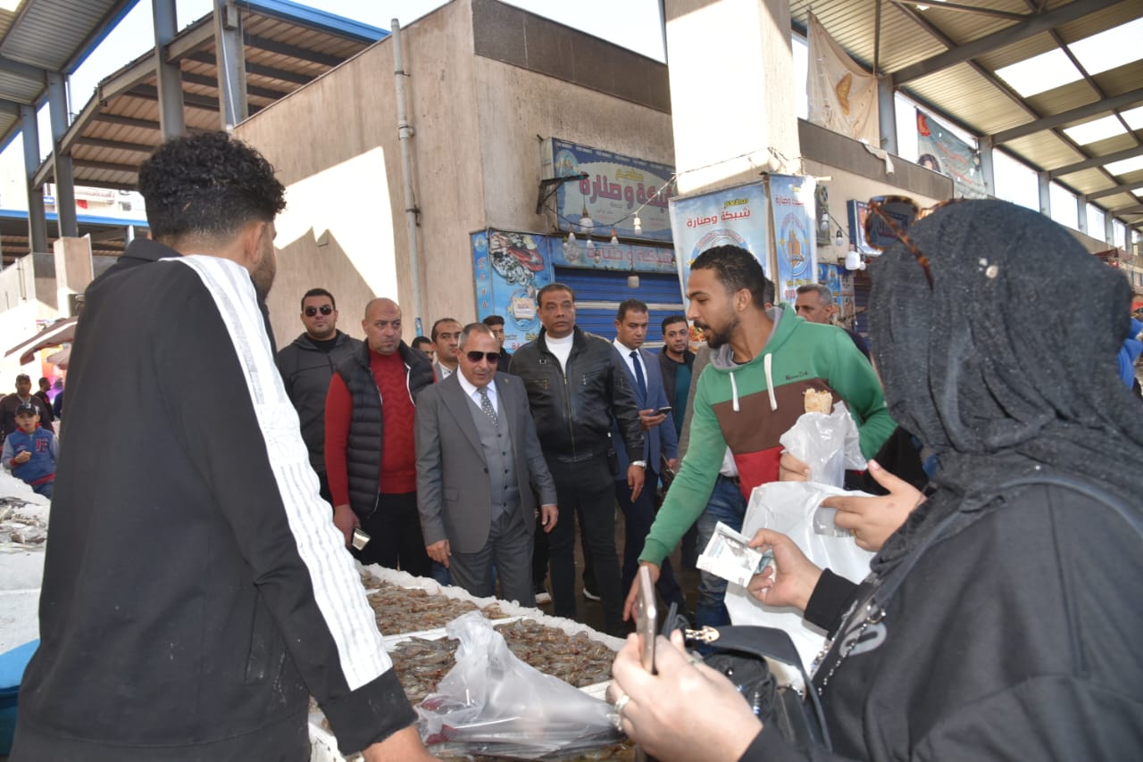 محافظ بورسعيد يتفقد سوق الأسماك 