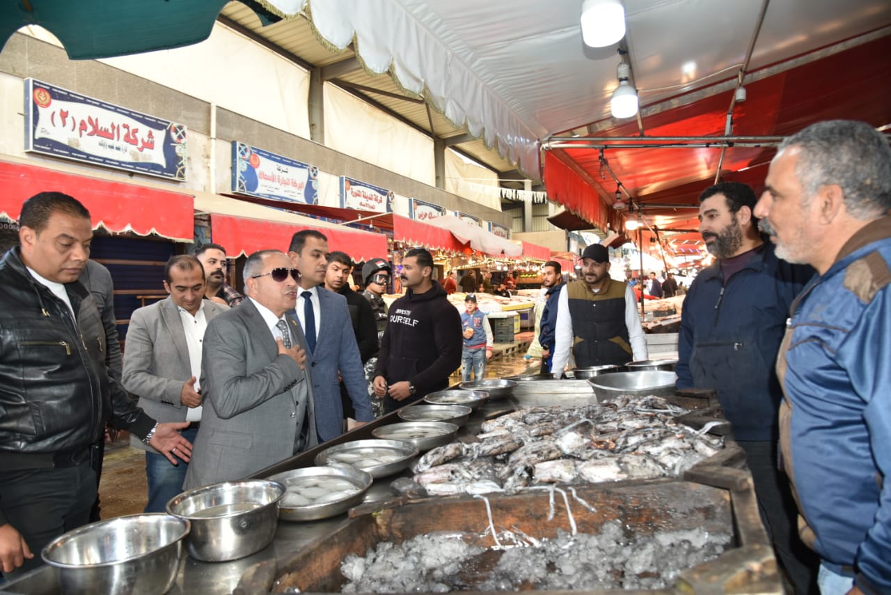 محافظ بورسعيد يتفقد سوق الأسماك 