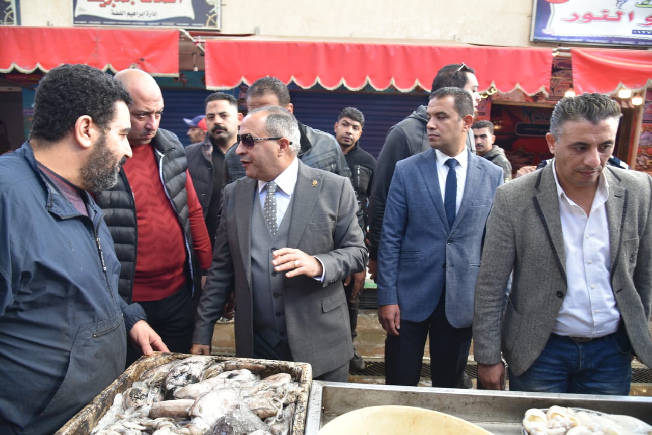 محافظ بورسعيد يتفقد سوق الأسماك 