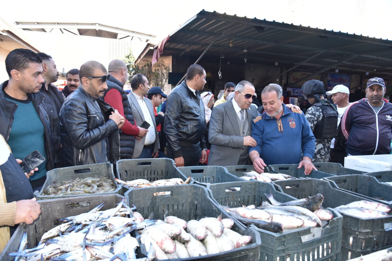محافظ بورسعيد يتفقد سوق الأسماك 