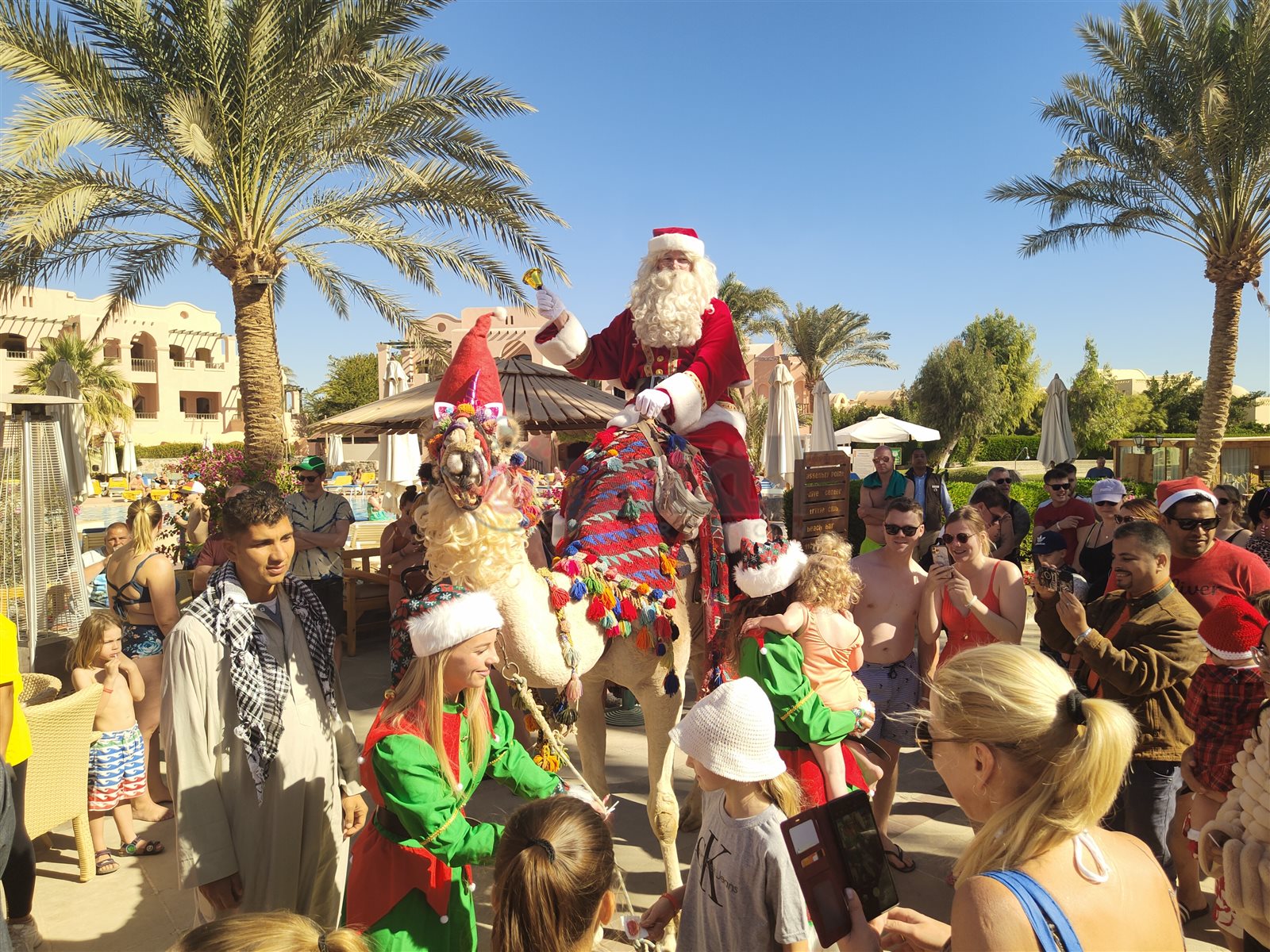 بابا نويل البلجيكي على شواطئ الغردقة 