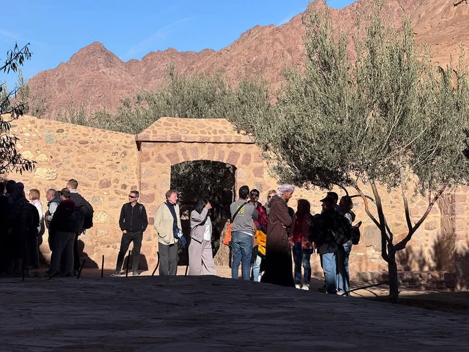 مع بدء موسم السياحة الشتوي.. 803 سياح يزورون مدينة سانت كاترين