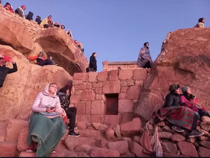 مع بدء موسم السياحة الشتوي.. 803 سياح يزورون مدينة سانت كاترين