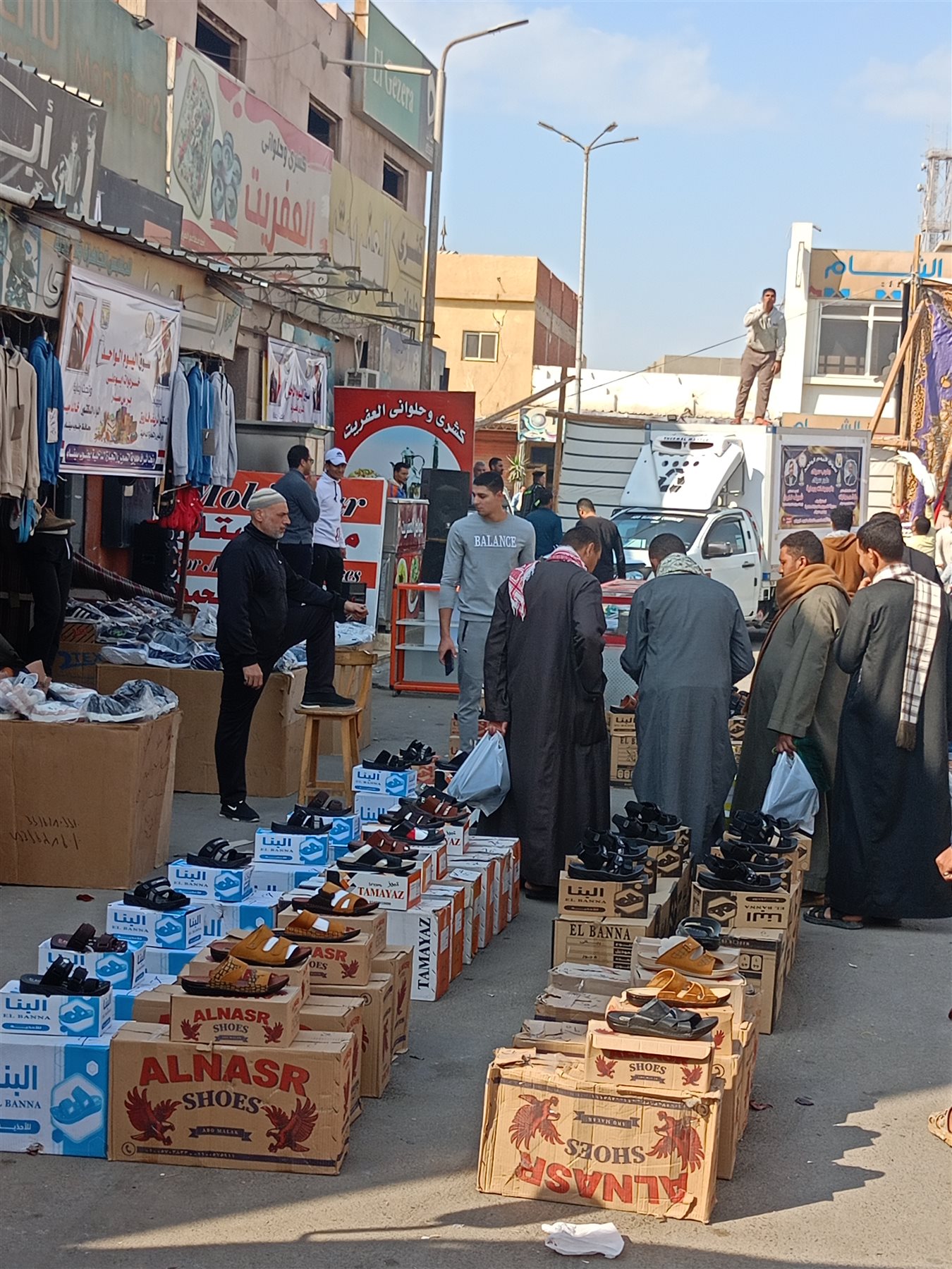 جانب من إقبال أهالي رأس سدر على سوق اليوم الواحد