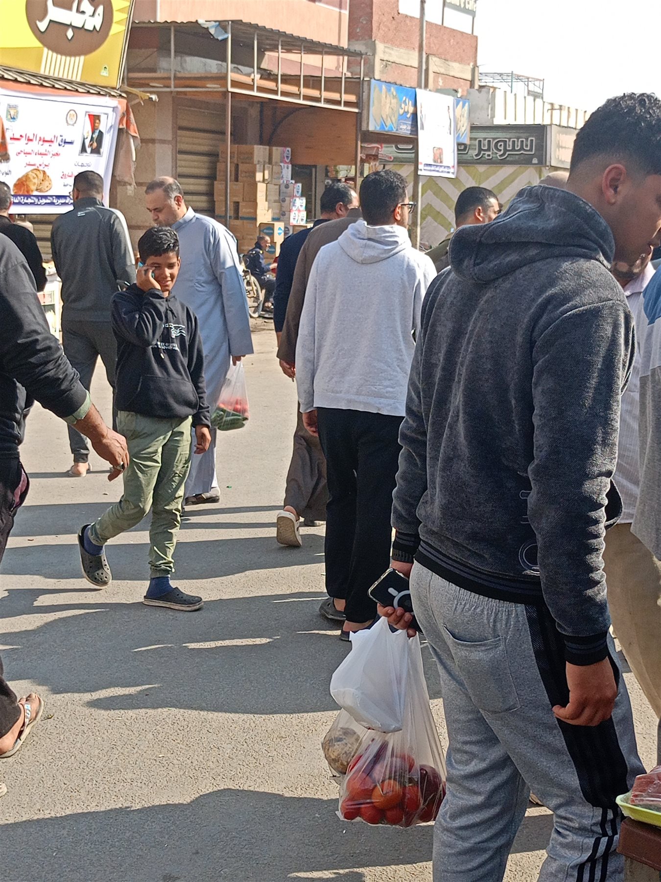 جانب من إقبال أهالي رأس سدر على سوق اليوم الواحد