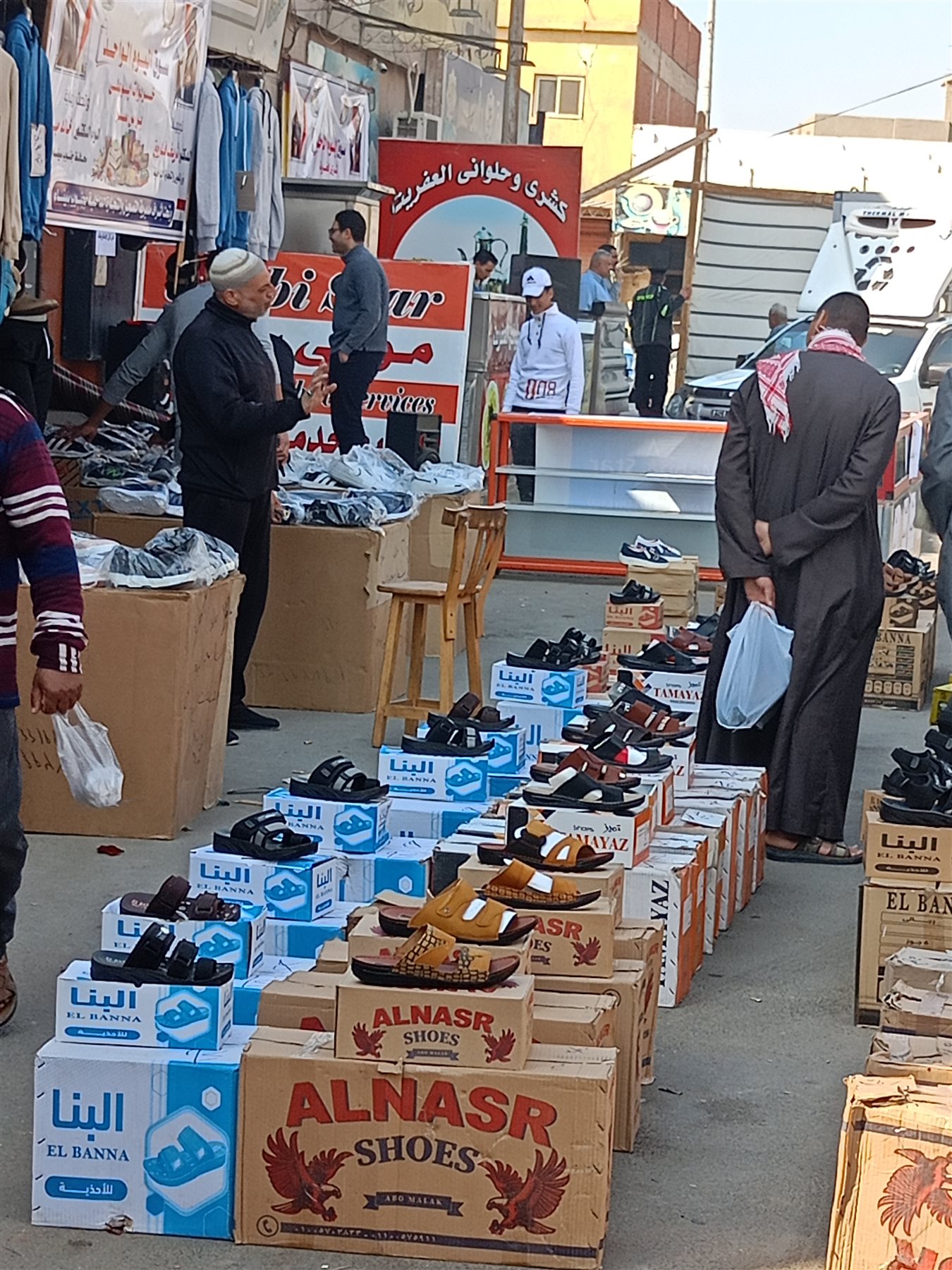 جانب من إقبال أهالي رأس سدر على سوق اليوم الواحد