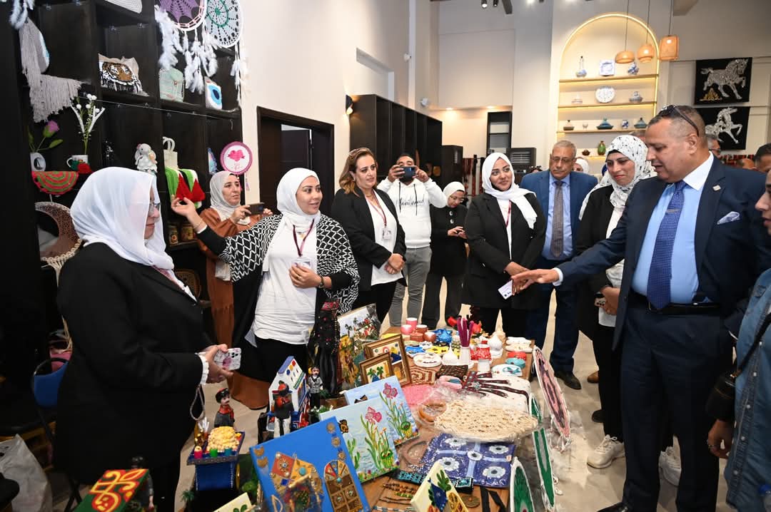 محافظ جنوب سيناء يتابع انطلاق سباق الهجن والتراث البدوي