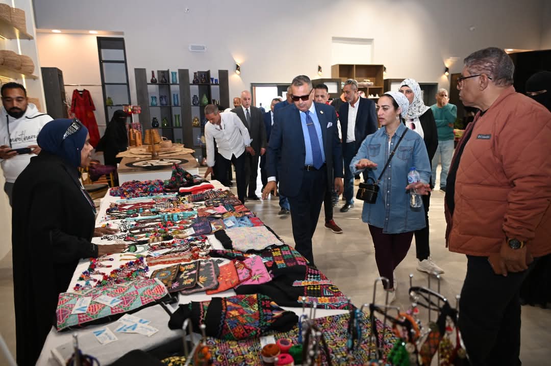 محافظ جنوب سيناء يتابع انطلاق سباق الهجن والتراث البدوي