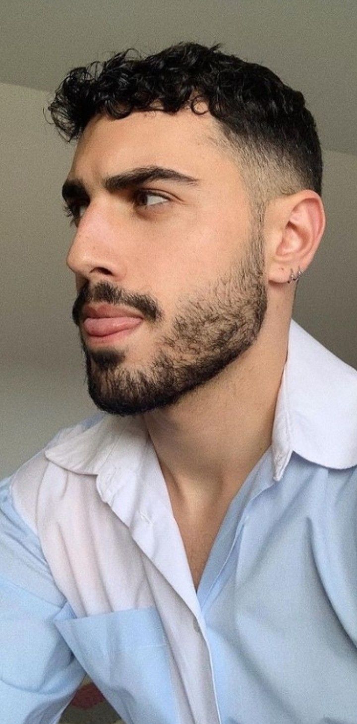 قصة الشعر المدرج مع التدرج الجانبي (Side Fade Layered Cut)