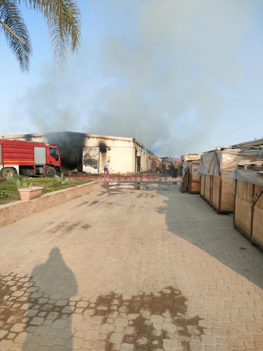 السيطرة على حريق مخزن داخل مصنع مستلزمات طبية بالشرقية (2)