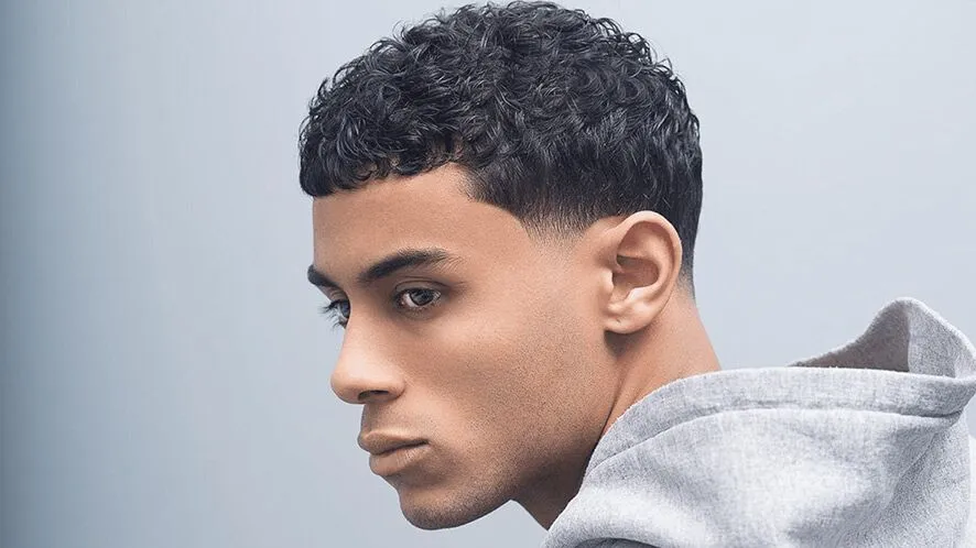 قصة التدرج الجانبي (Fade Curly Cut)