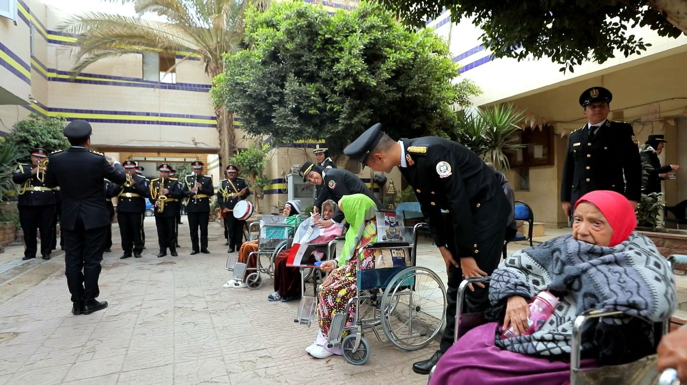 رجال الشرطة يشاركون المواطنين الاحتفال بالذكرى الـ73 لعيد الشرطة (2)