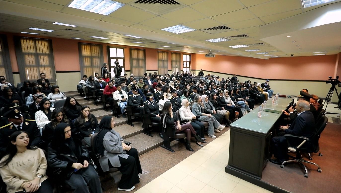 رجال الشرطة يشاركون المواطنين الاحتفال بالذكرى الـ73 لعيد الشرطة (4)