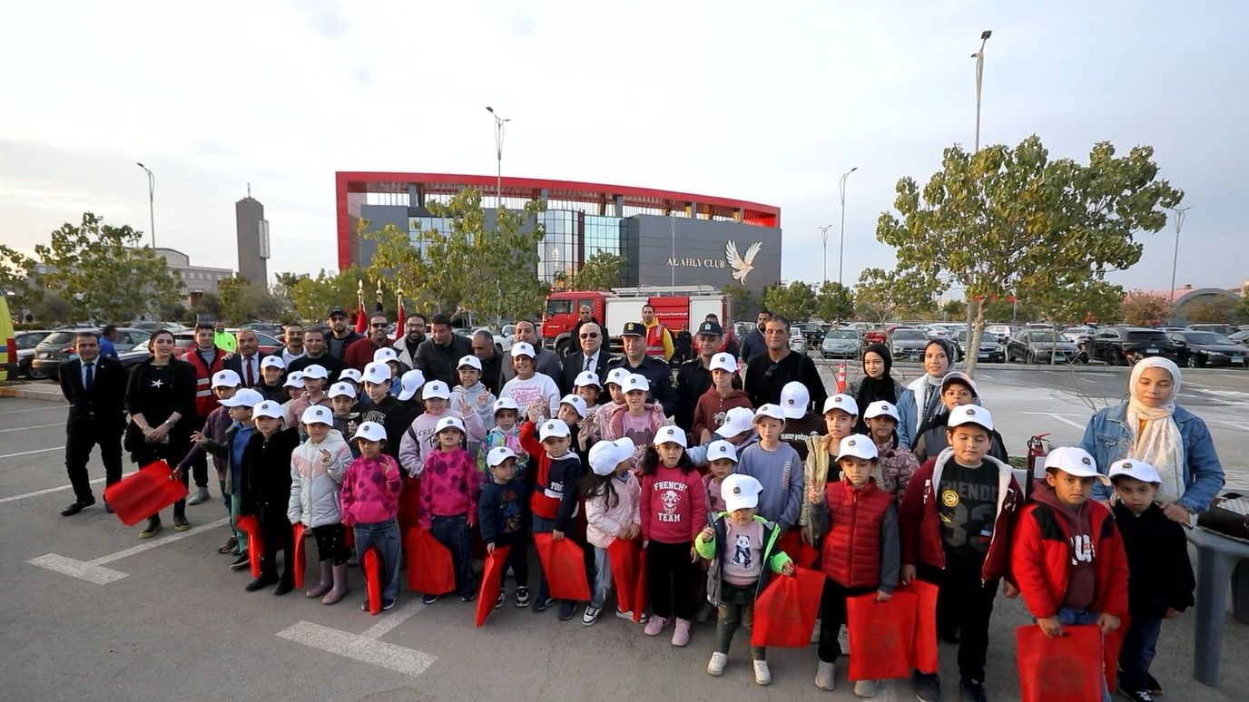 رجال الشرطة يشاركون المواطنين الاحتفال بالذكرى الـ73 لعيد الشرطة (8)