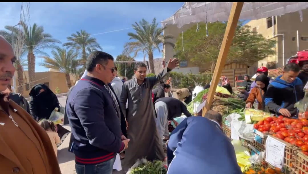 افتتاح معرض سوق اليوم الواحد بمدينة نويبع بتخفيضات تصل لـ 30%