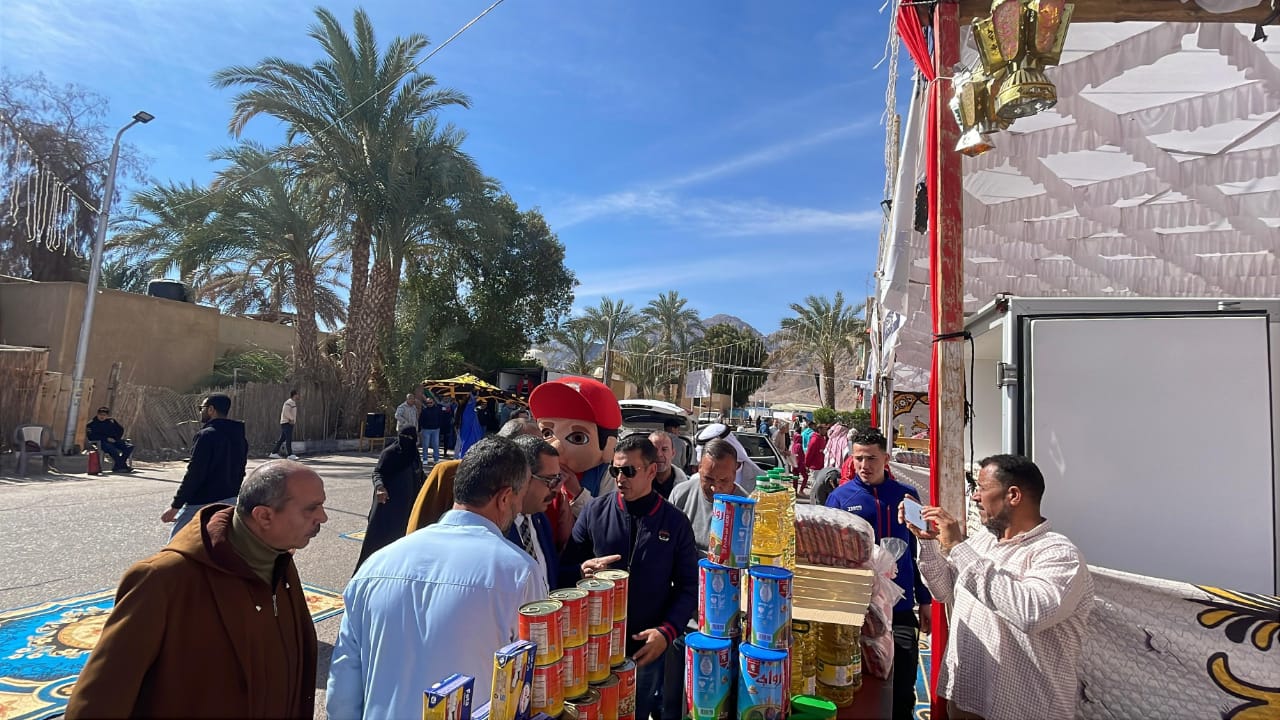 افتتاح معرض سوق اليوم الواحد بمدينة نويبع بتخفيضات تصل لـ 30%