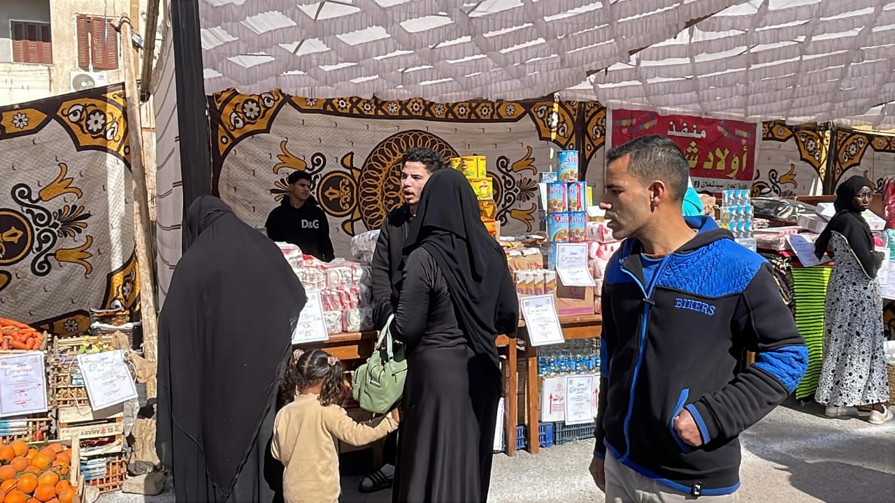 افتتاح معرض سوق اليوم الواحد بمدينة نويبع بتخفيضات تصل لـ 30%