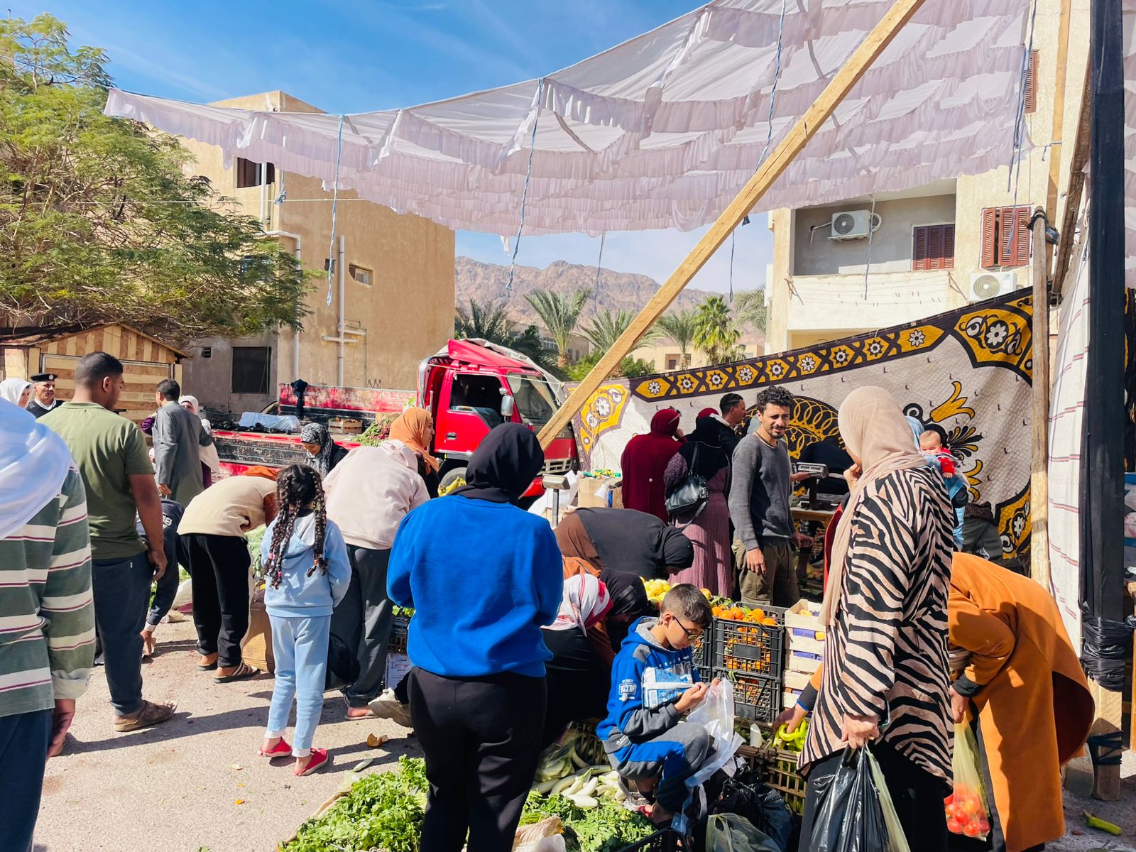 افتتاح معرض سوق اليوم الواحد بمدينة نويبع بتخفيضات تصل لـ 30%