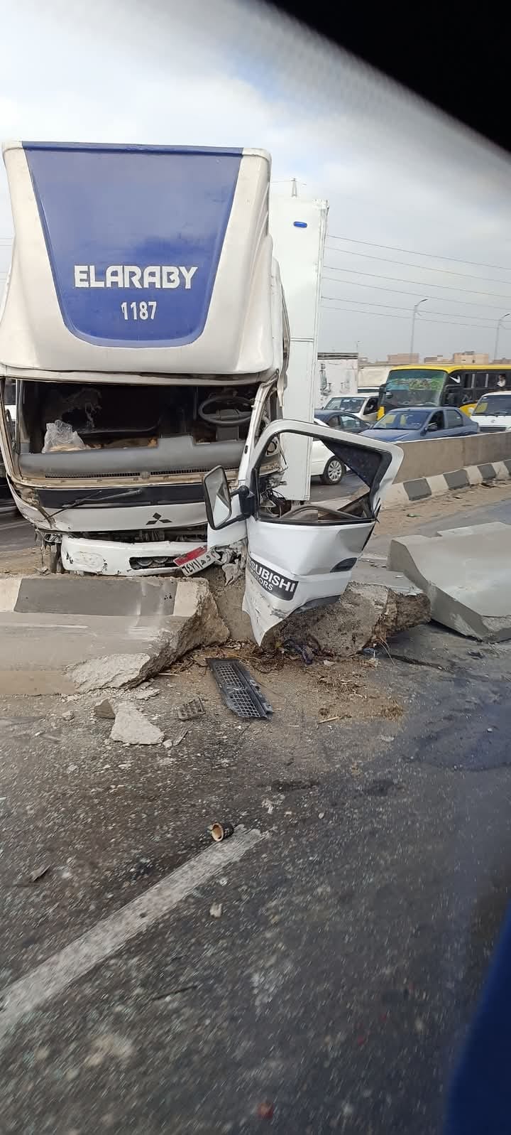 حادث تصادم سيارة نقل مع أوتوبيس أعلى الطريق الدائري (4)