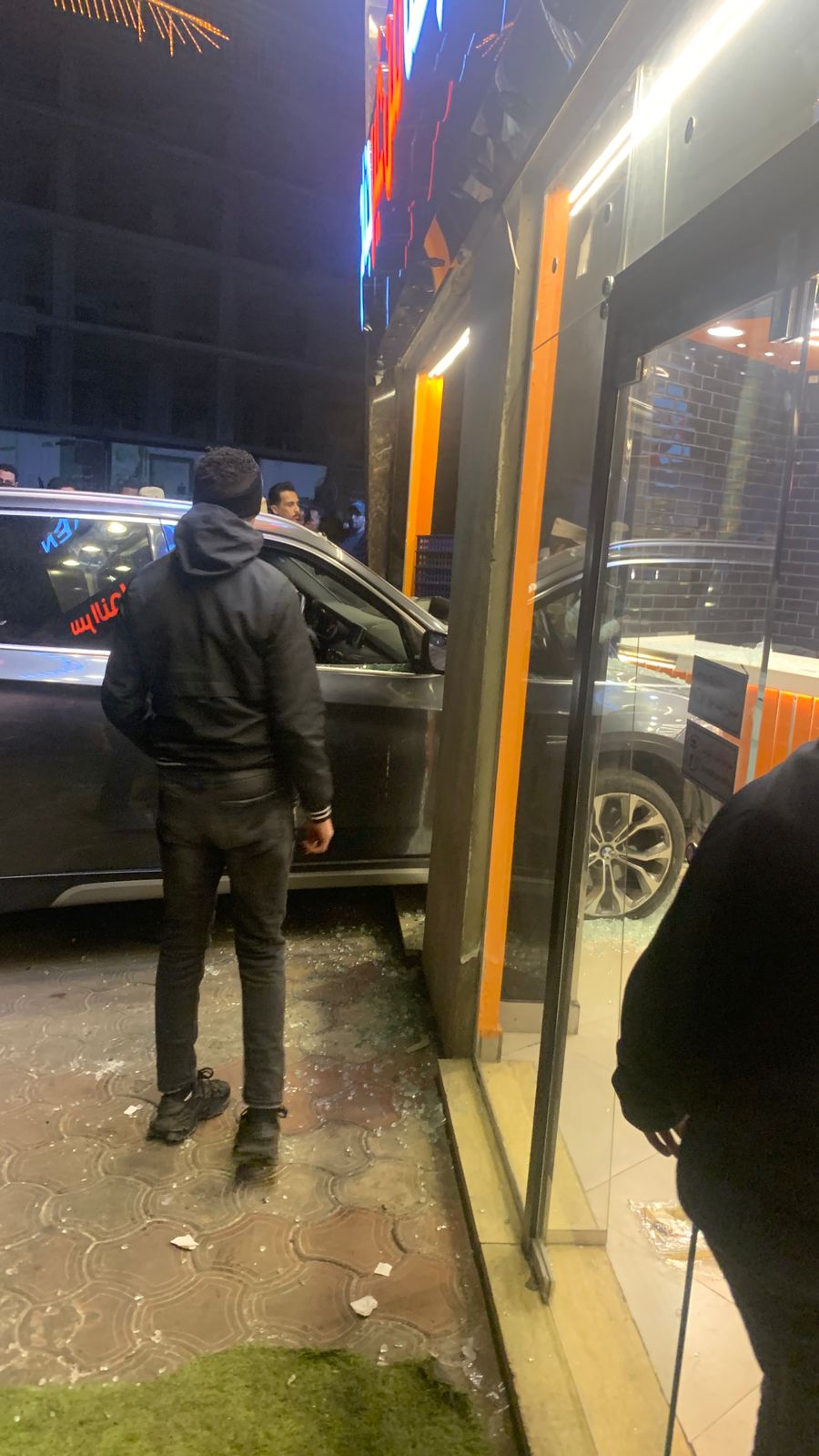 سيارة تقتحم محل تجاري ببورسعيد 