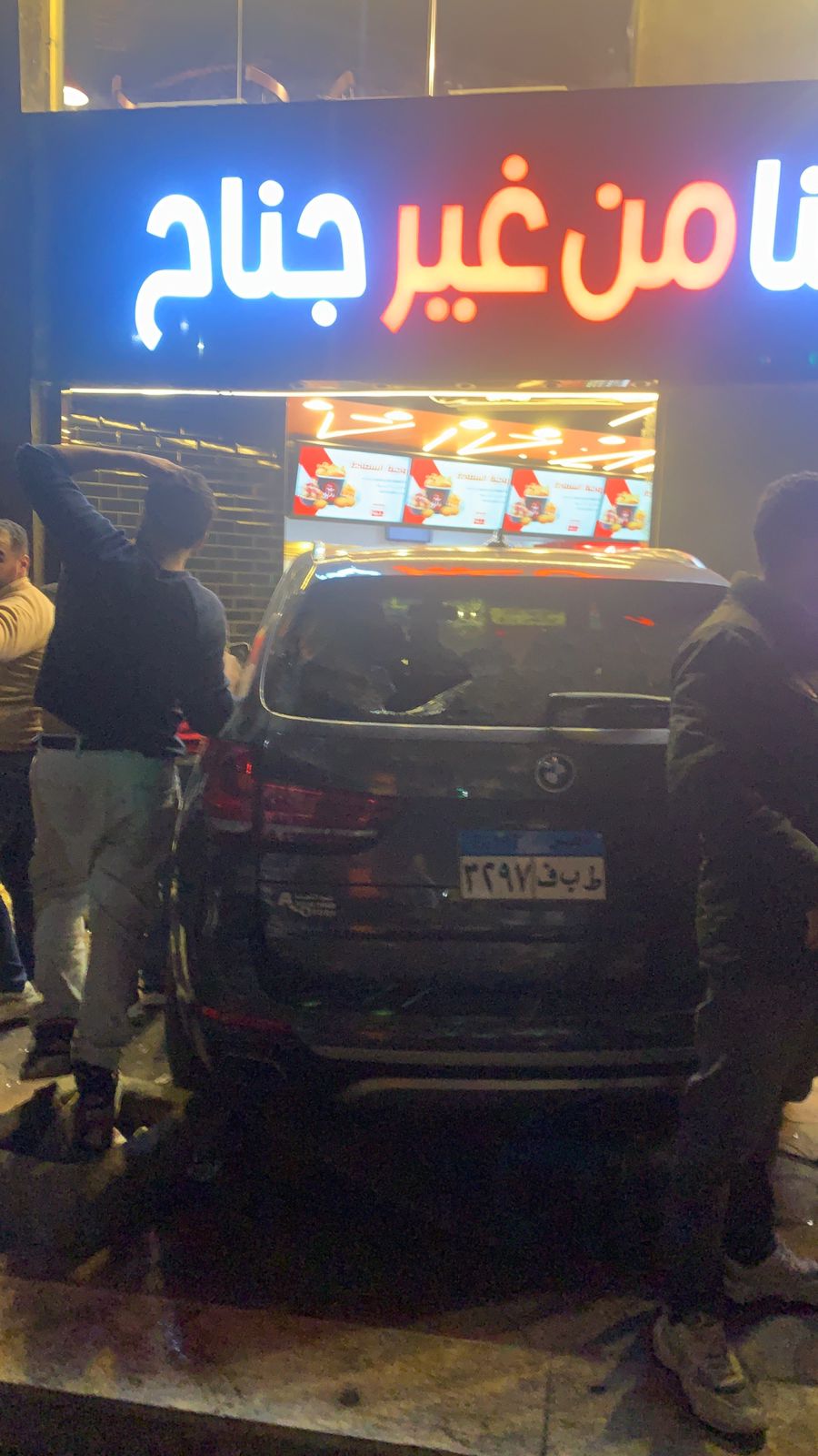 سيارة تقتحم محل تجاري ببورسعيد 