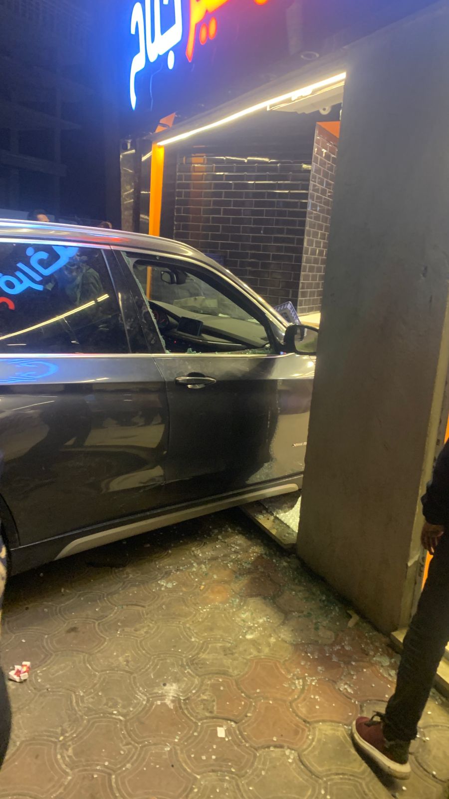 سيارة تقتحم محل تجاري ببورسعيد 