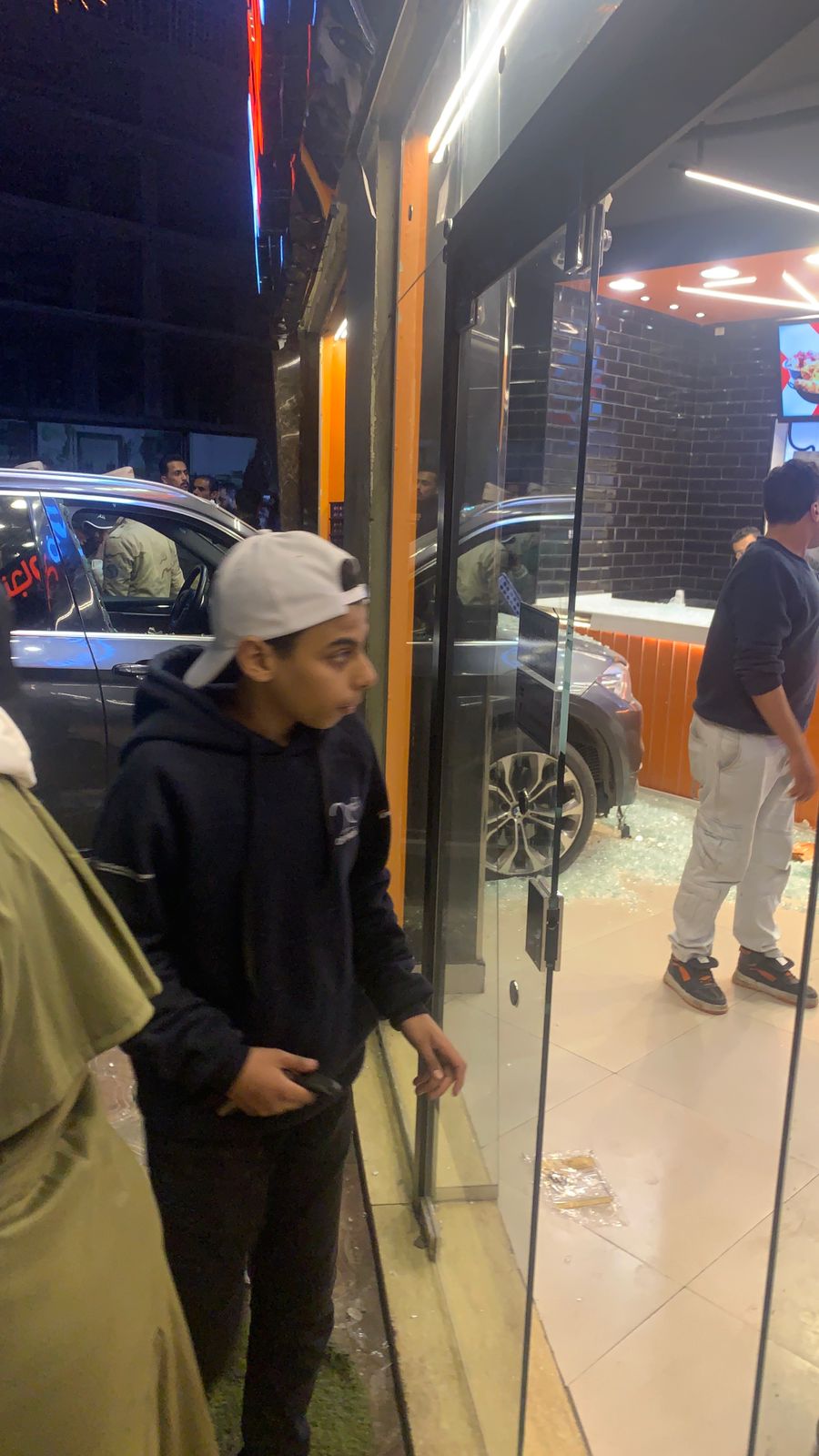 سيارة تقتحم محل تجاري ببورسعيد 