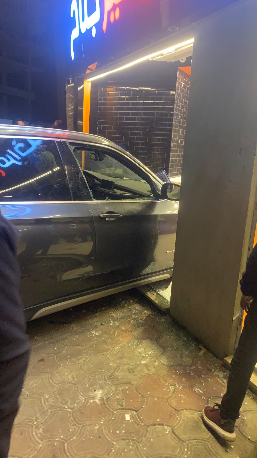 سيارة تقتحم محل تجاري ببورسعيد 