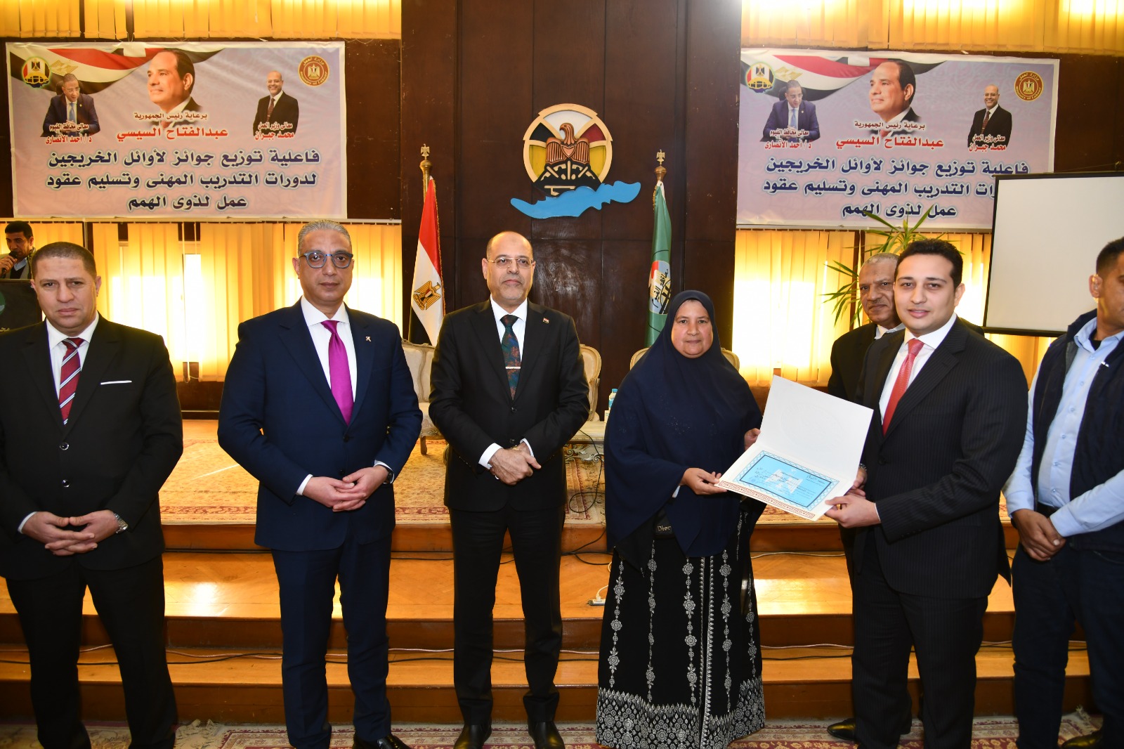 وزير العمل ومحافظ الفيوم يكرمان أوائل خريجات التدريب المهني