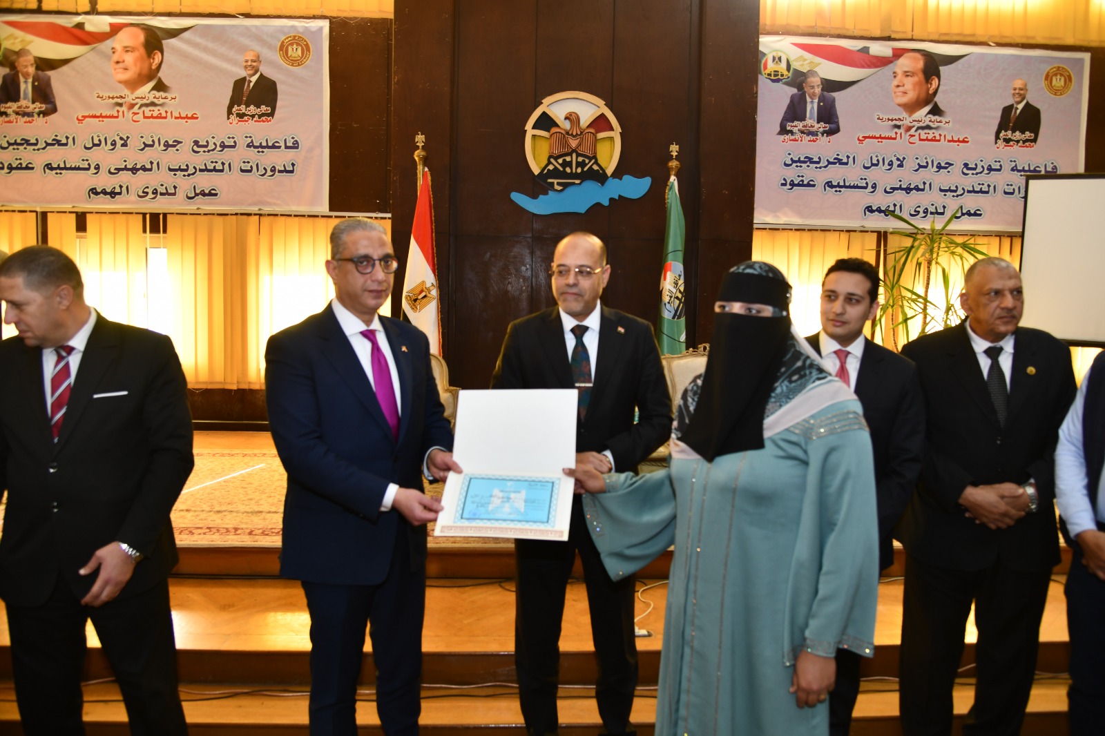 وزير العمل ومحافظ الفيوم يكرمان أوائل خريجات التدريب المهني