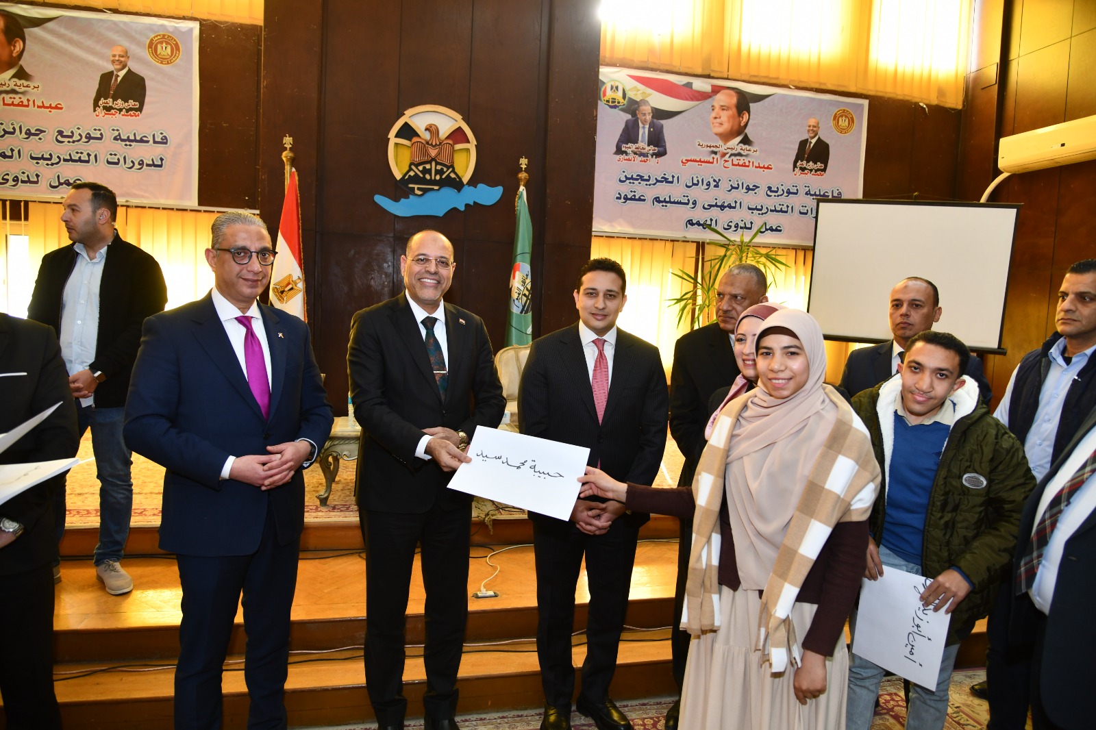 وزير العمل ومحافظ الفيوم يكرمان أوائل خريجات التدريب المهني