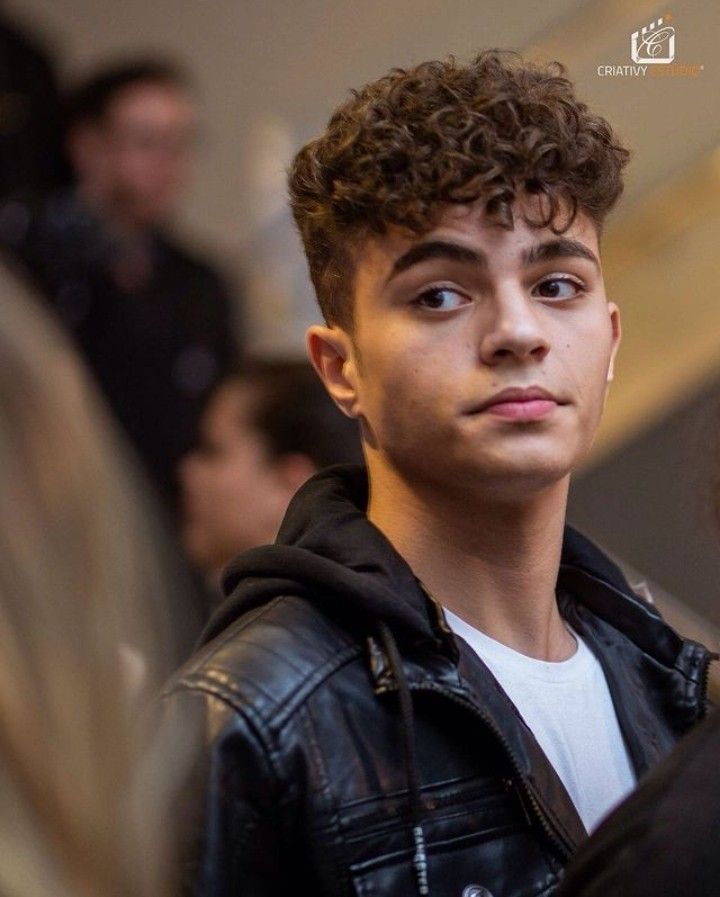 قصات شعر كيرلي للرجال