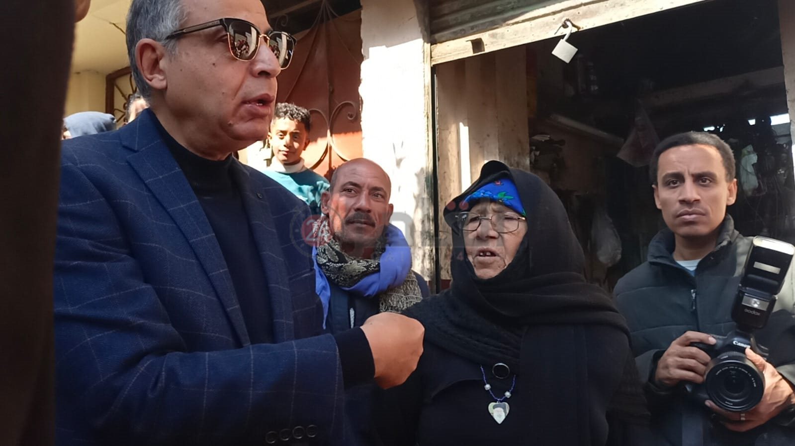 محافظ المنيا يستجيب لاستغاثة مُسنة من مستأجري محال بالإيجار القديم