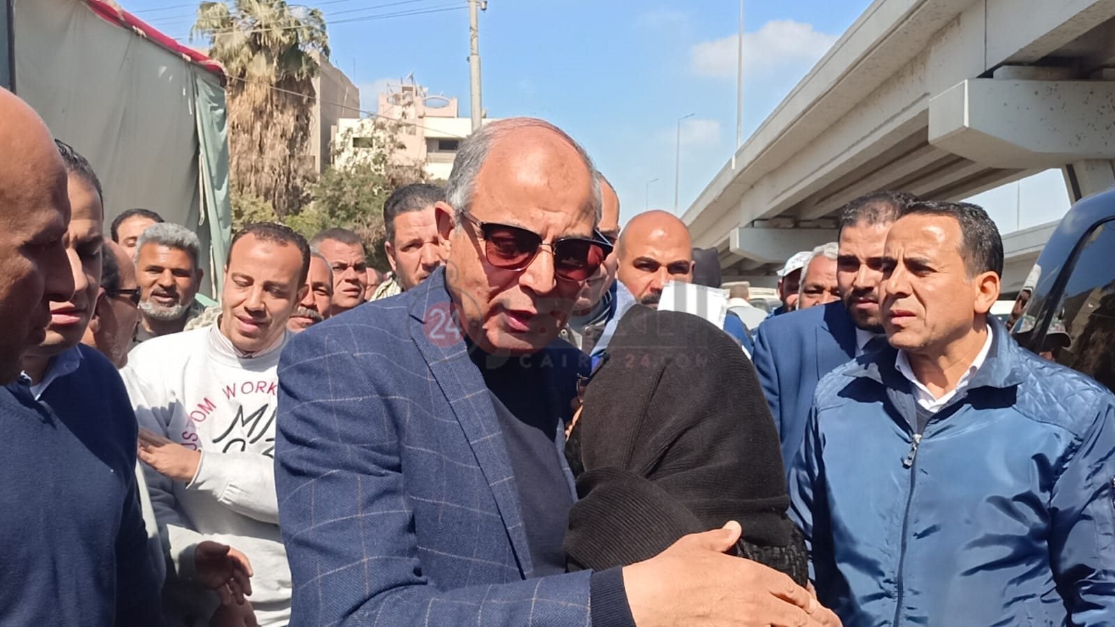 محافظ المنيا يستجيب لاستغاثة مُسنة من مستأجري محال بالإيجار القديم