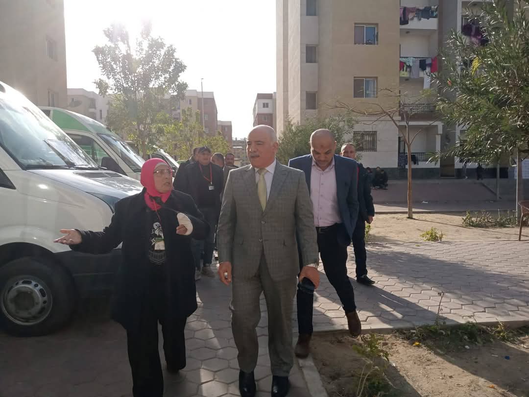 وكيل وزارة الصحة بالقليوبية يتفقد القافلة العلاجية بحي روضة العبور لدعم أشقائنا من أهل غزة