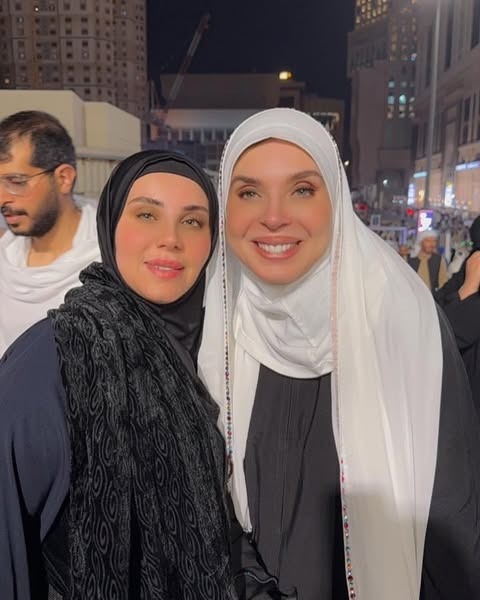 لقطات لـ الفنانة دينا من تأديتها مناسك العمرة