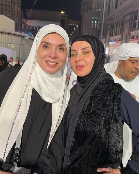 الفنانة دينا تؤدي مناسك العمرة