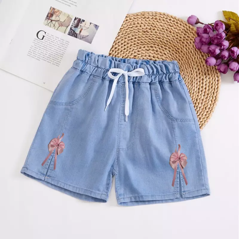 تحويل الجينز إلى شورتات وإكسسوارات