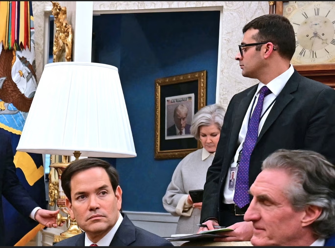 صورة لـ ترامب داخل البيت الأبيض تثير الجدل