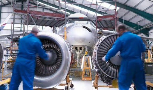 ما هي مدرسة صناعة الطائرات؟