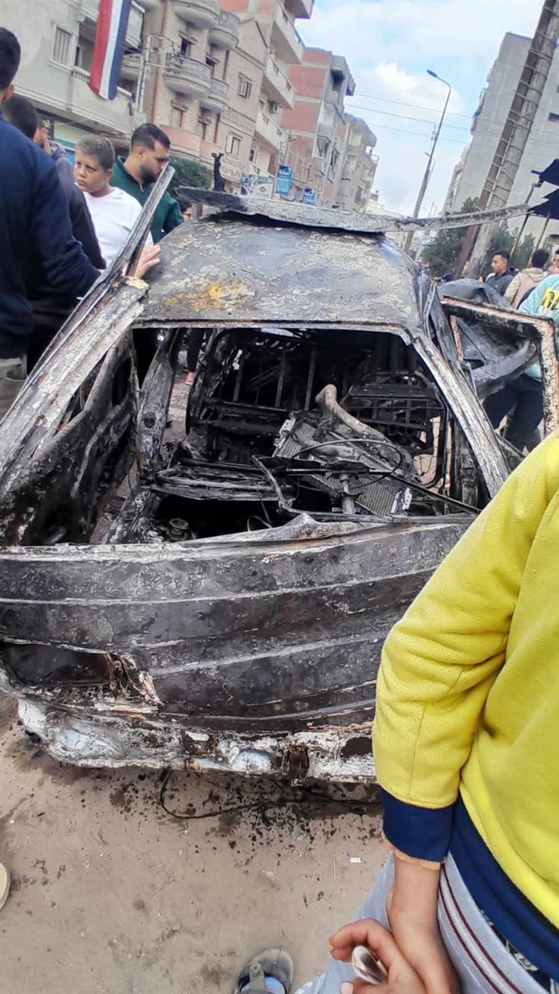 تفحم سيارة بسبب ماس كهربائي بالبحيرة