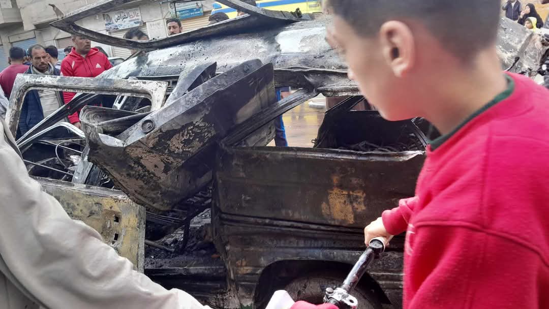 تفحم سيارة بسبب ماس كهربائي بالبحيرة