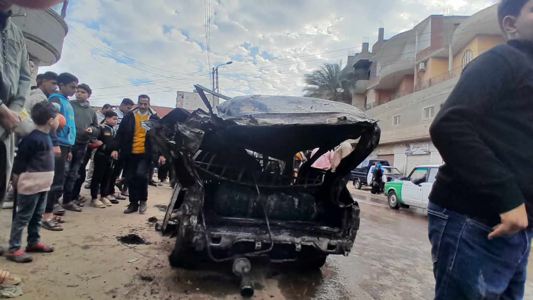 تفحم سيارة بسبب ماس كهربائي بالبحيرة