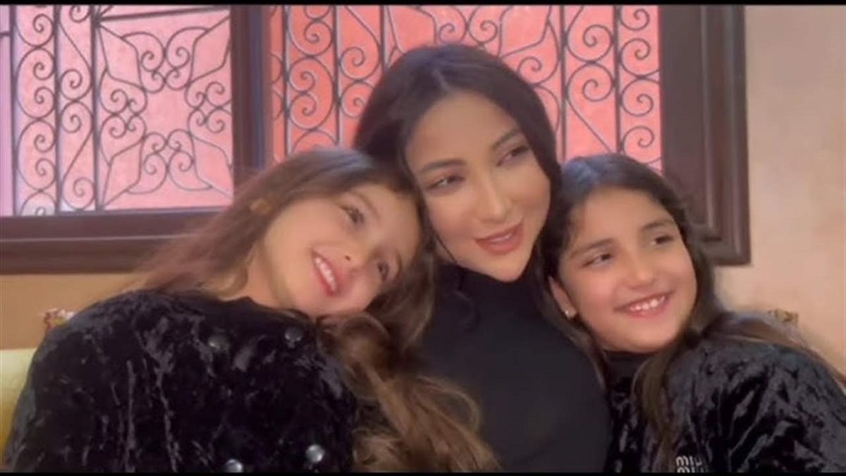 دنيا بطمة مع بناتها