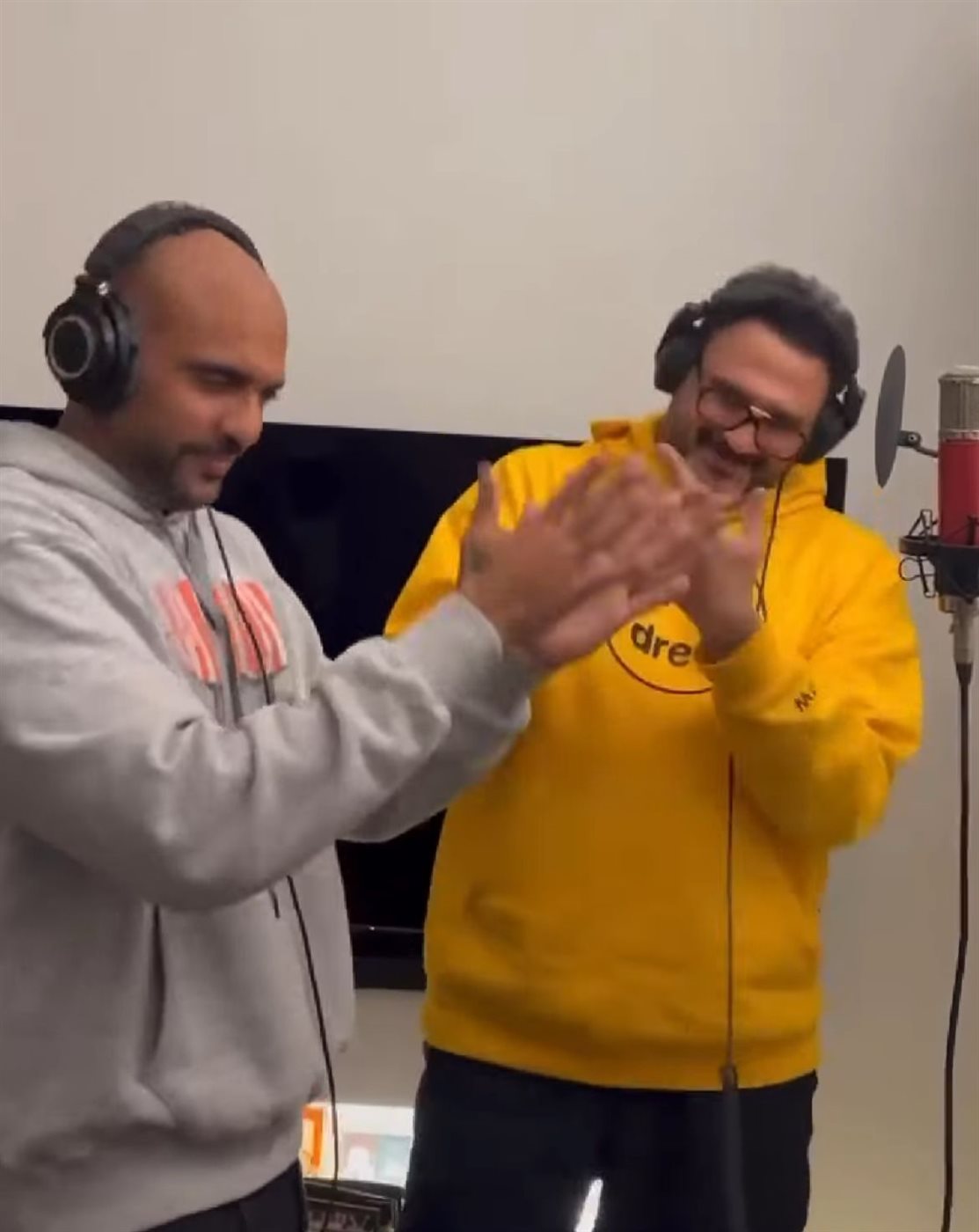 بالصور.. أكرم حسني وشارموفرز في كواليس تسجيل أغنية تتر مسلسل الكابتن رمضان 2025