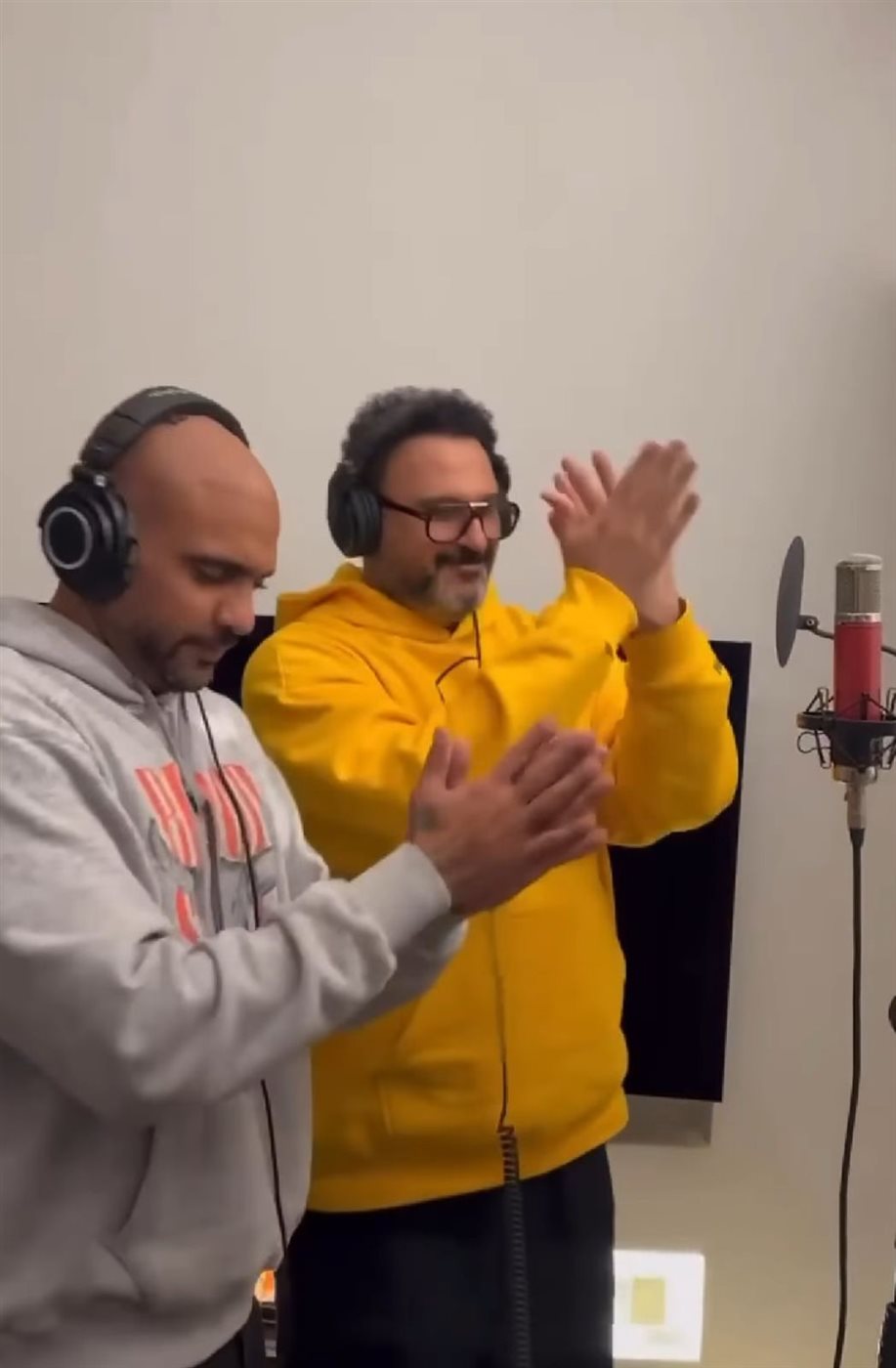 بالصور.. أكرم حسني وشارموفرز في كواليس تسجيل أغنية تتر مسلسل الكابتن رمضان 2025