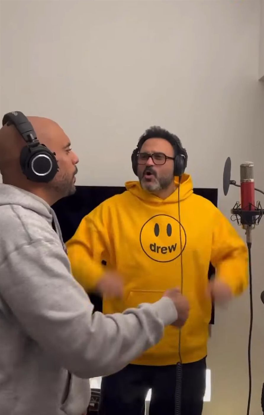 بالصور.. أكرم حسني وشارموفرز في كواليس تسجيل أغنية تتر مسلسل الكابتن رمضان 2025